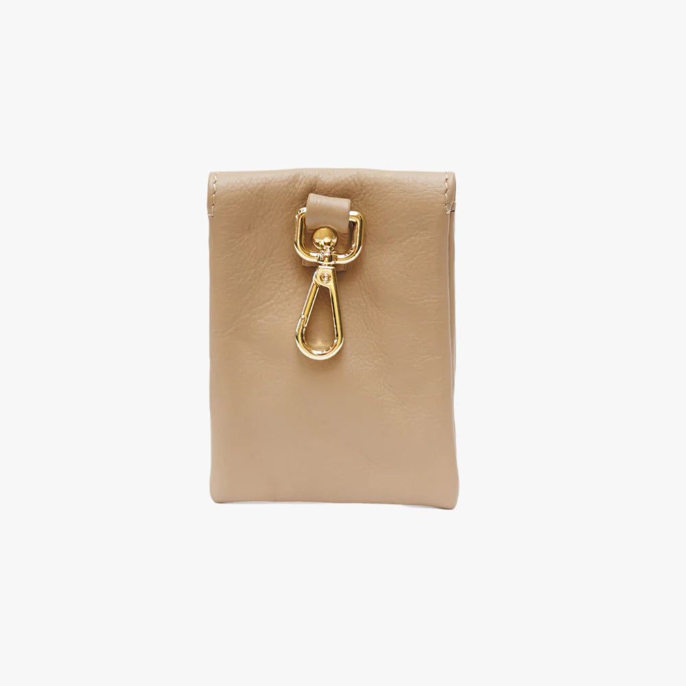 The Dog Musthaves Pooch leer | Stijlvolle Beloningstasje voor Hondenkoekjes en Poepzakjes - Taupe