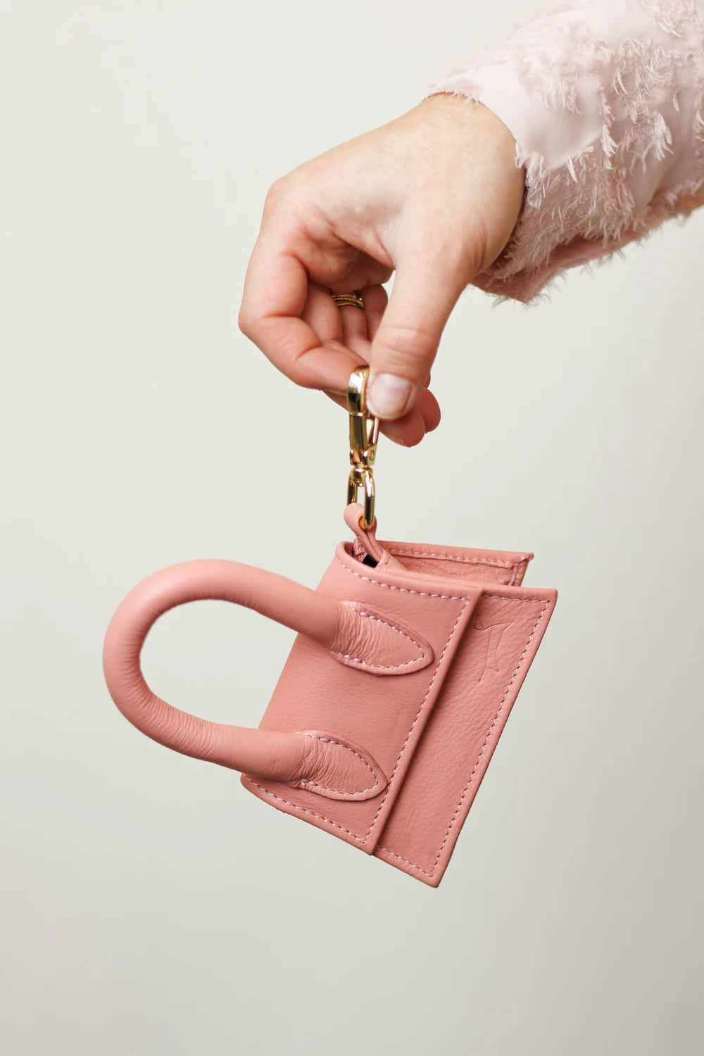 The Dog Musthaves Designer Bag - Beloningstasje voor hondenkoekjes en poepzakdispenser - Roze
