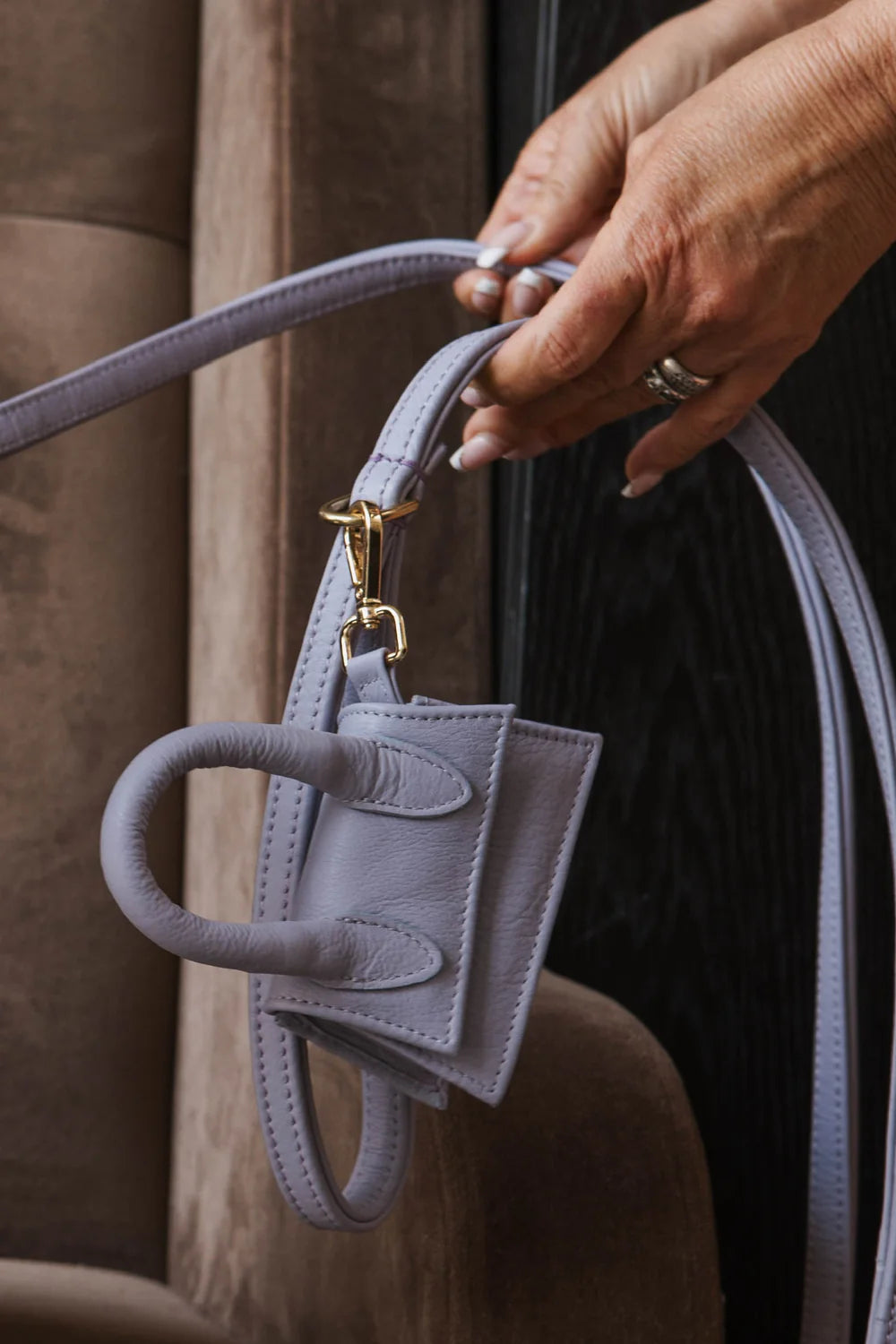 The Dog Musthaves Designer Bag - Beloningstasje voor hondenkoekjes en poepzakdispenser - Lila